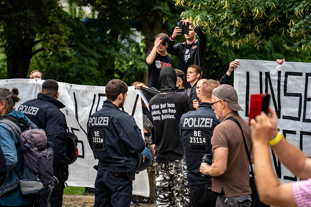 Hunderttausende feiern CSD in Berlin: Array