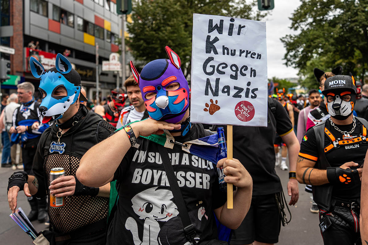 Hunderttausende feiern CSD in Berlin: Array