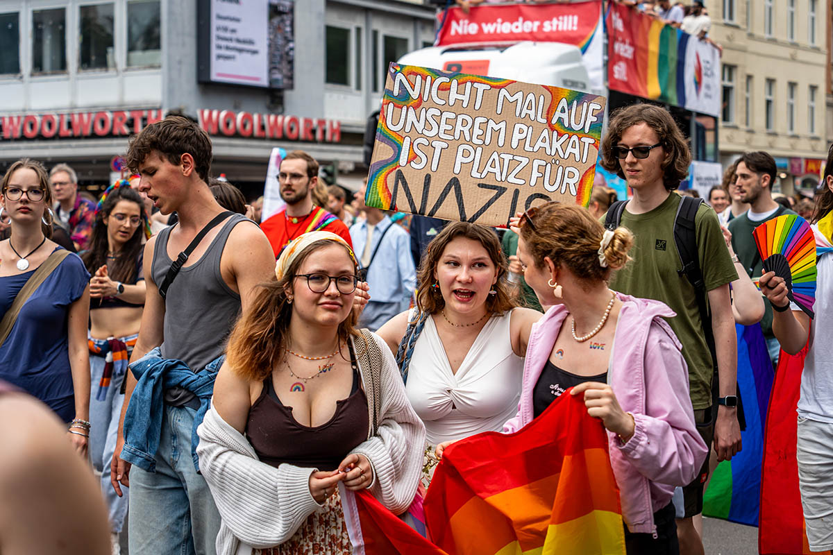 Hunderttausende feiern CSD in Berlin: Array