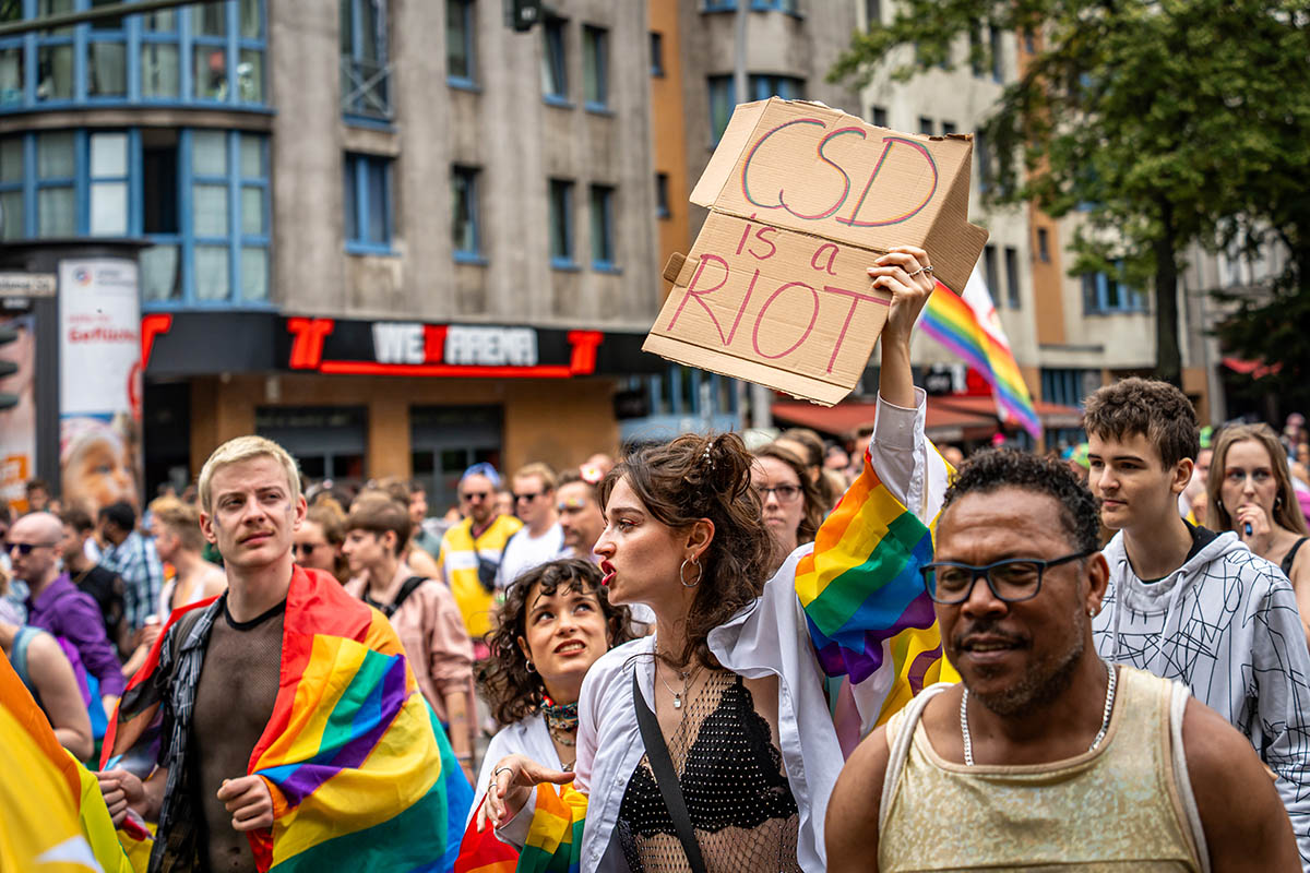 Hunderttausende feiern CSD in Berlin: Array