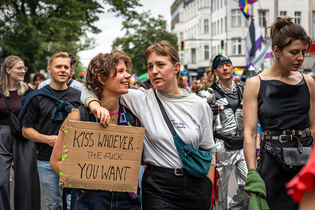 Hunderttausende feiern CSD in Berlin: Array