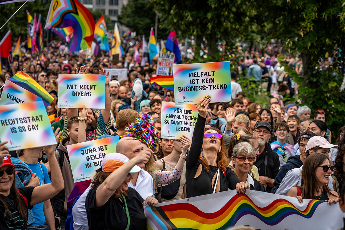 Hunderttausende feiern CSD in Berlin: Array