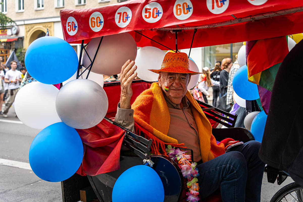 Hunderttausende feiern CSD in Berlin: Array