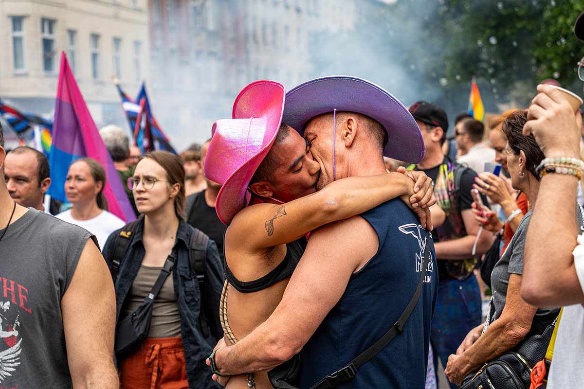 Hunderttausende feiern CSD in Berlin: Array