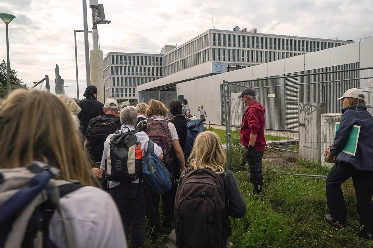 Mit Pauken und Trompeten gegen Grenzzäune und Raketen: 