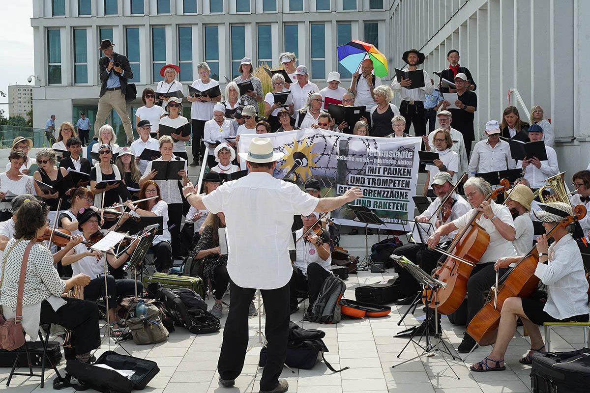 Mit Pauken und Trompeten gegen Grenzzäune und Raketen: 