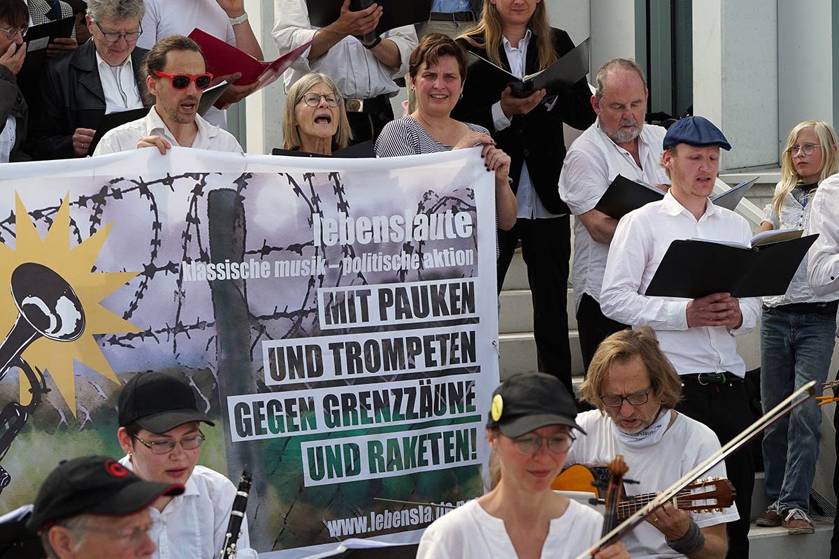 Mit Pauken und Trompeten gegen Grenzzäune und Raketen: 