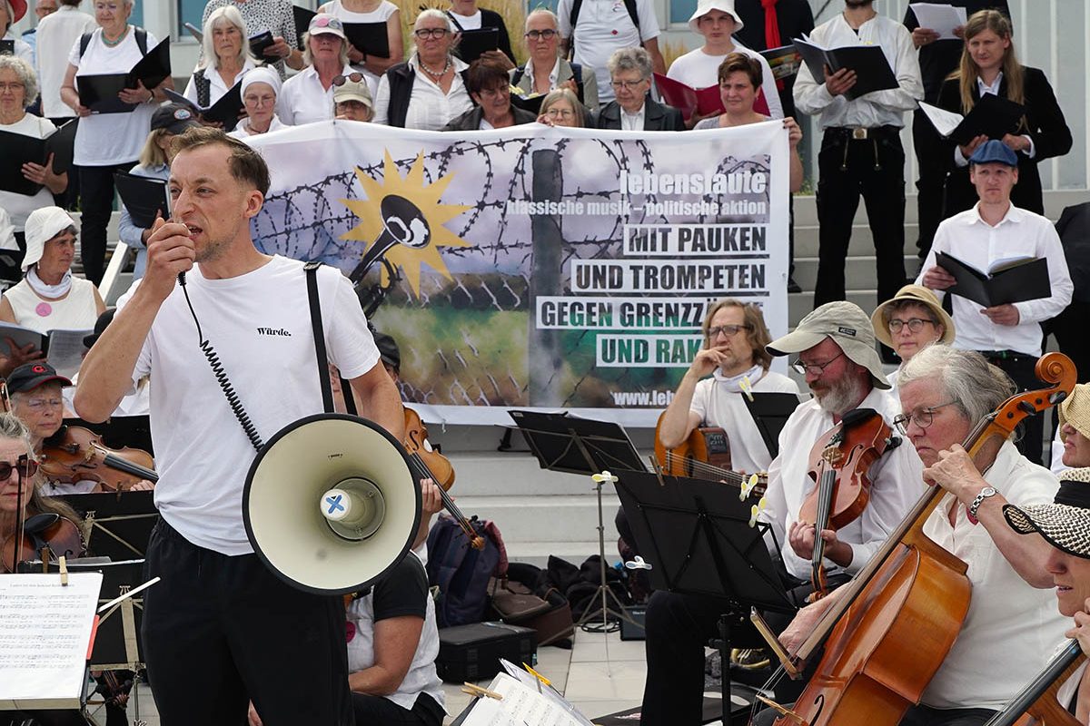 Mit Pauken und Trompeten gegen Grenzzäune und Raketen: 