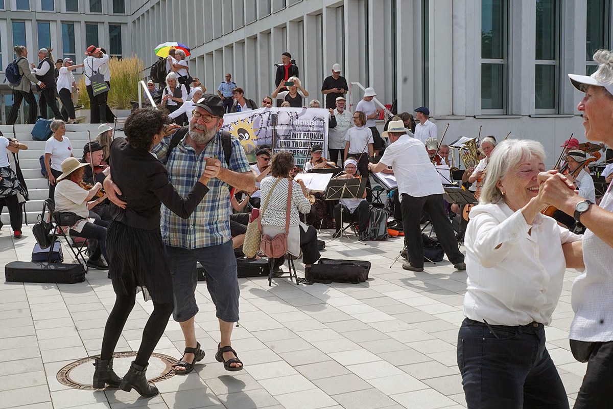 Mit Pauken und Trompeten gegen Grenzzäune und Raketen: 