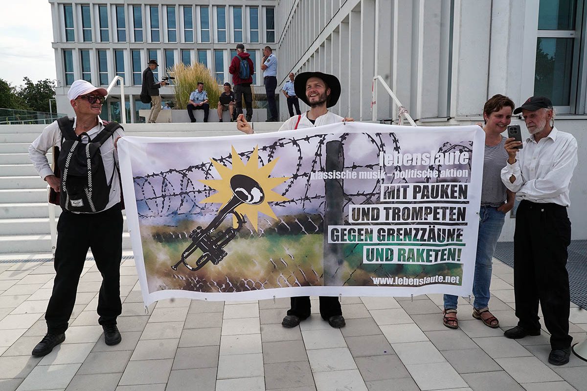 Mit Pauken und Trompeten gegen Grenzzäune und Raketen: 