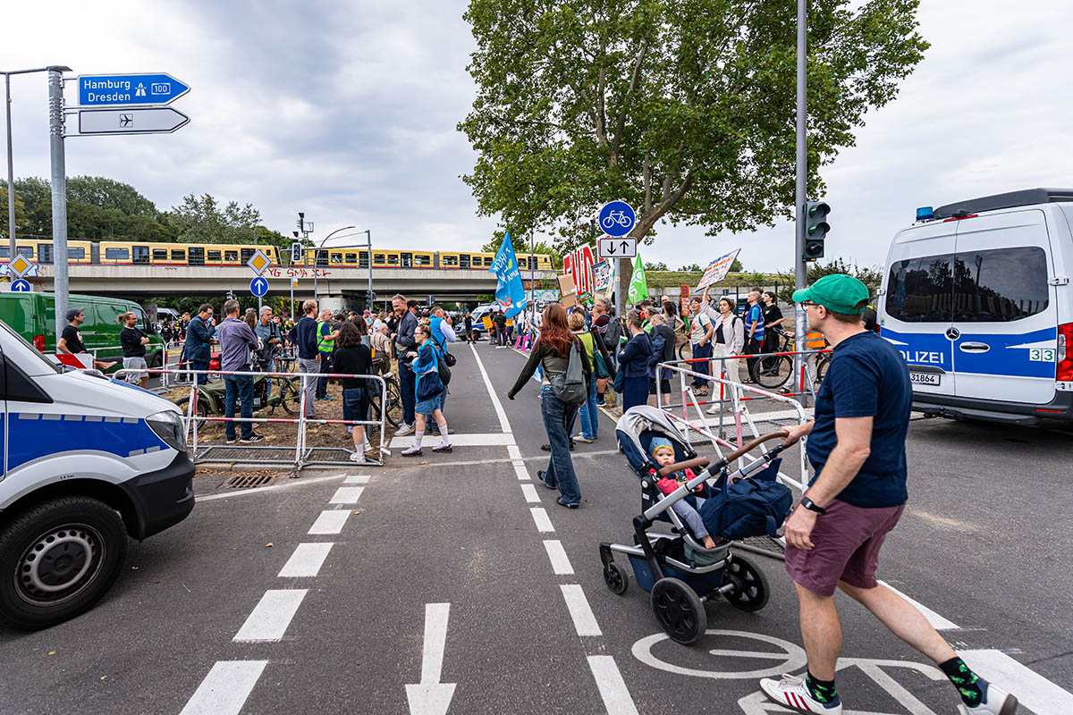 Protest zur Eröffnung der A100: Array