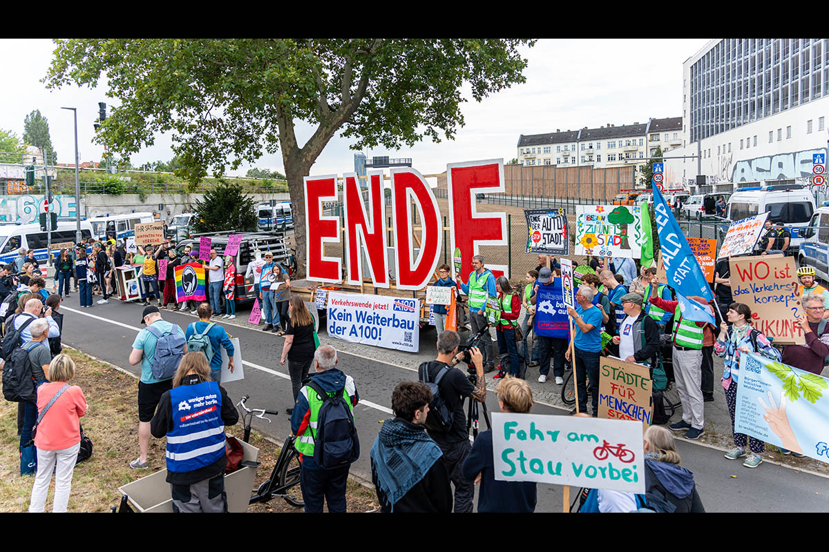 Protest zur Eröffnung der A100: Array