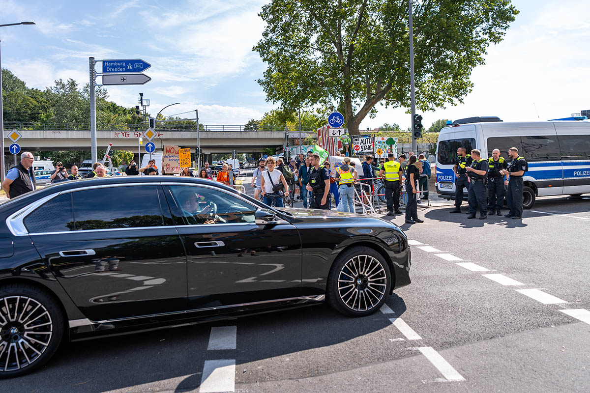 Protest zur Eröffnung der A100: Array