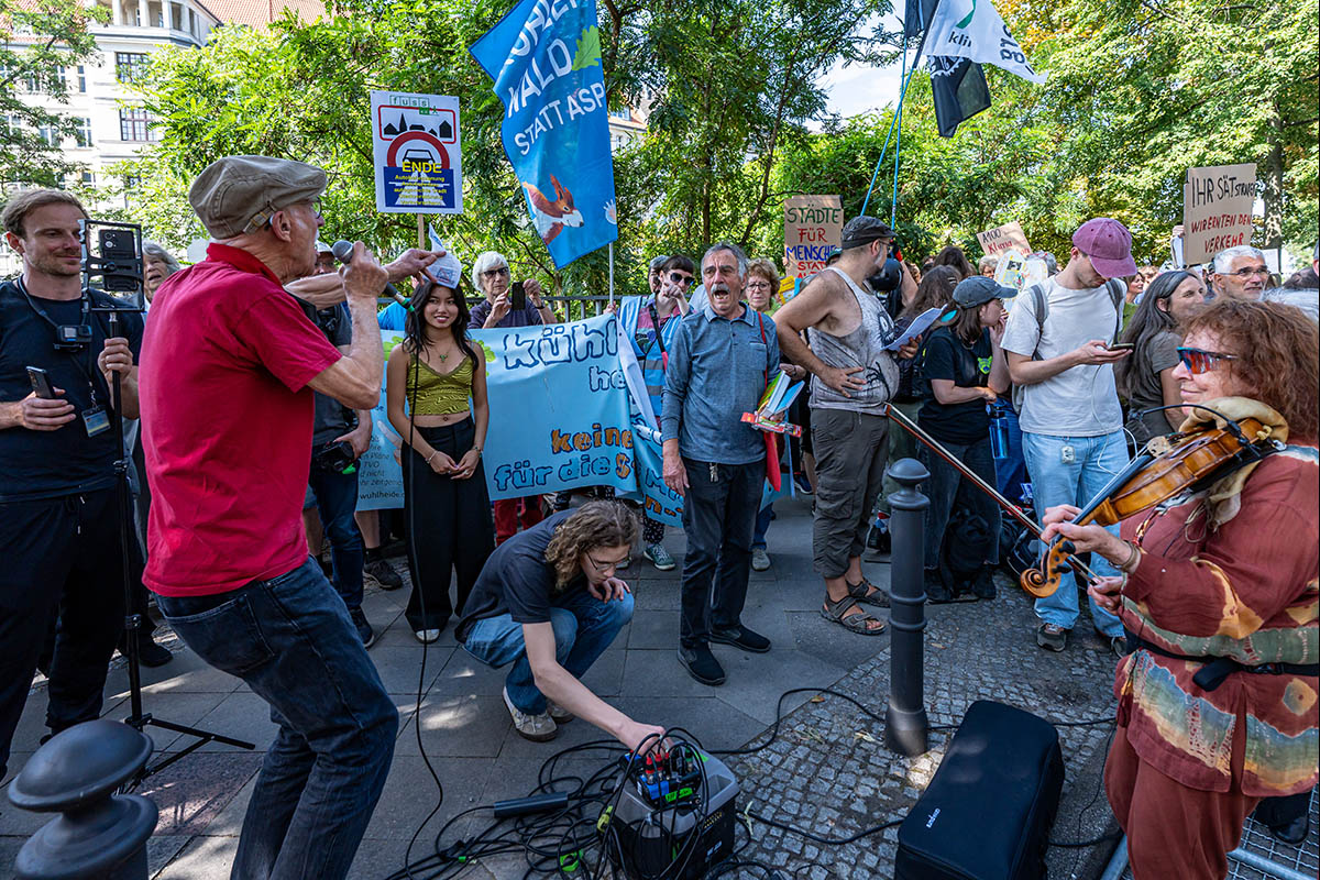 Protest zur Eröffnung der A100: Array