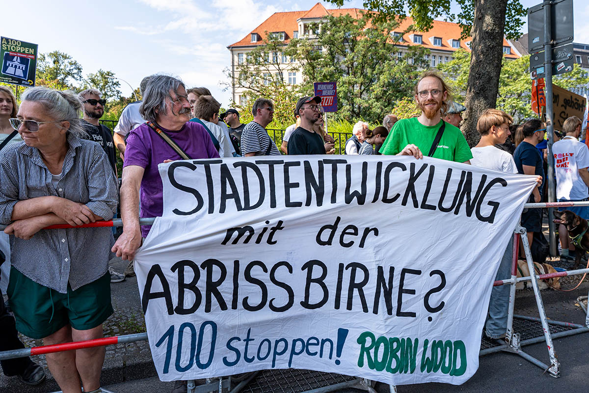 Protest zur Eröffnung der A100: Array