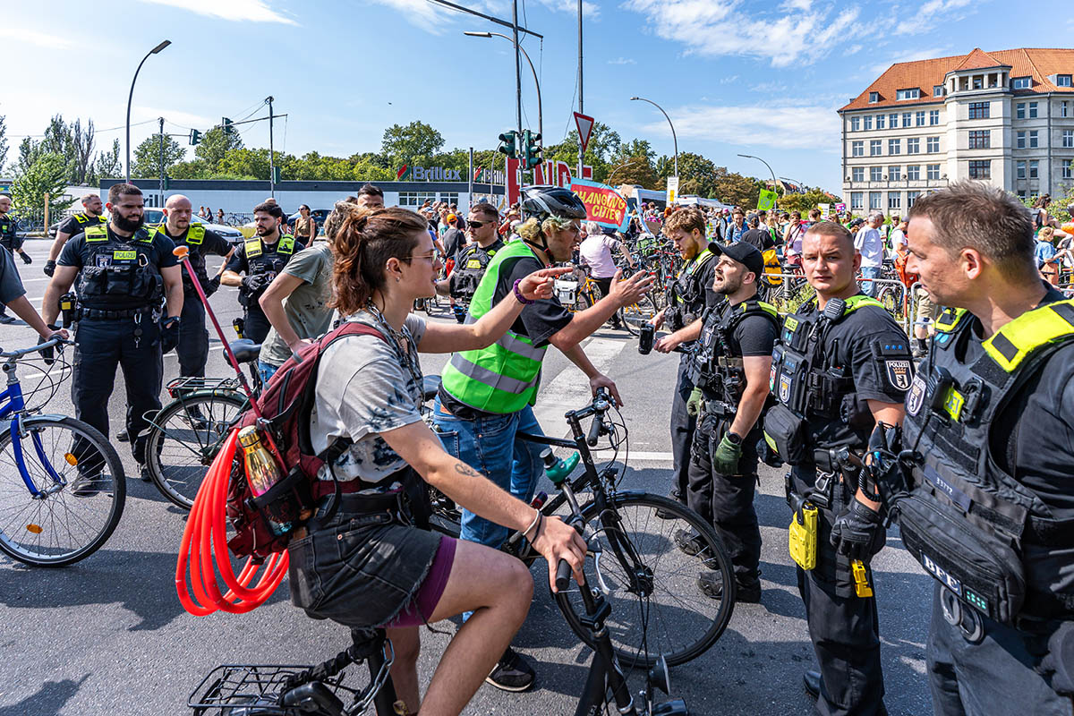 Protest zur Eröffnung der A100: Array