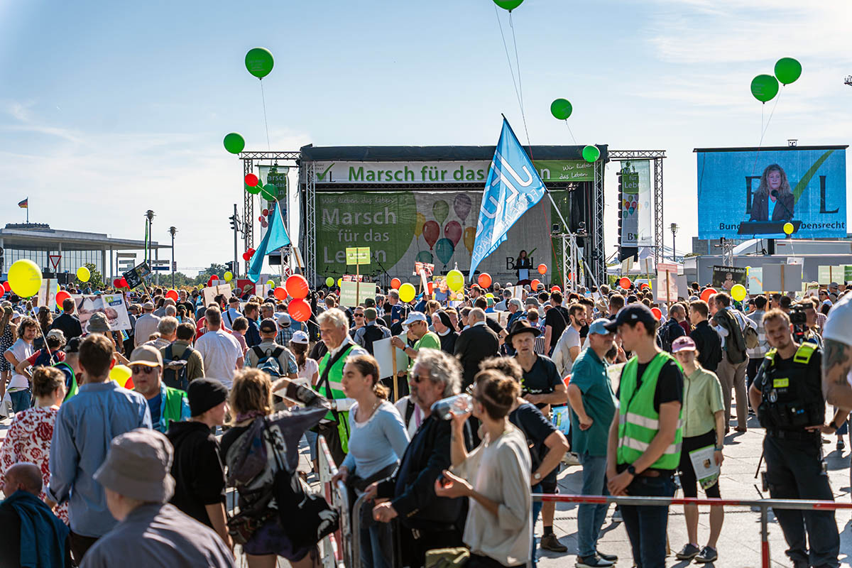 Protest gegen den Marsch fürs Leben religiöser Fundamentalistinnen in Berlin: Array