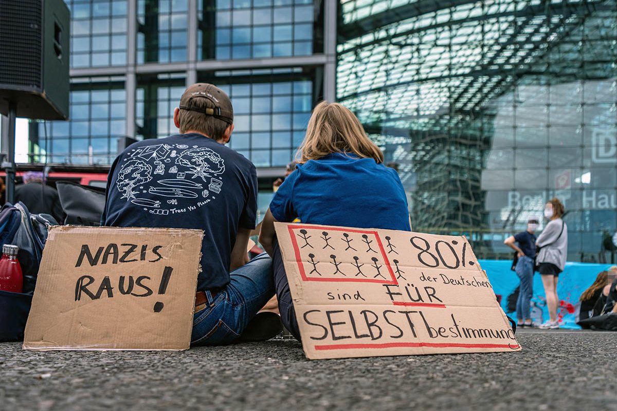 Protest gegen den Marsch fürs Leben religiöser Fundamentalistinnen in Berlin: Array