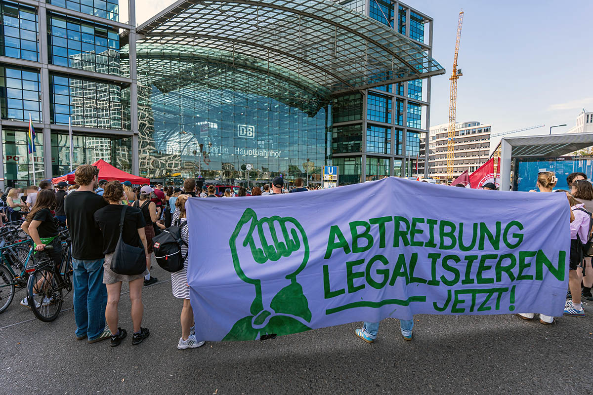 Protest gegen den Marsch fürs Leben religiöser Fundamentalistinnen in Berlin: Array
