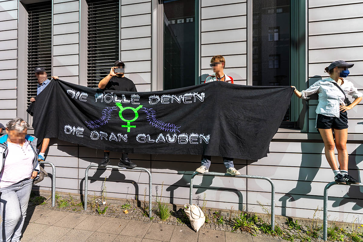 Protest gegen den Marsch fürs Leben religiöser Fundamentalistinnen in Berlin: Array