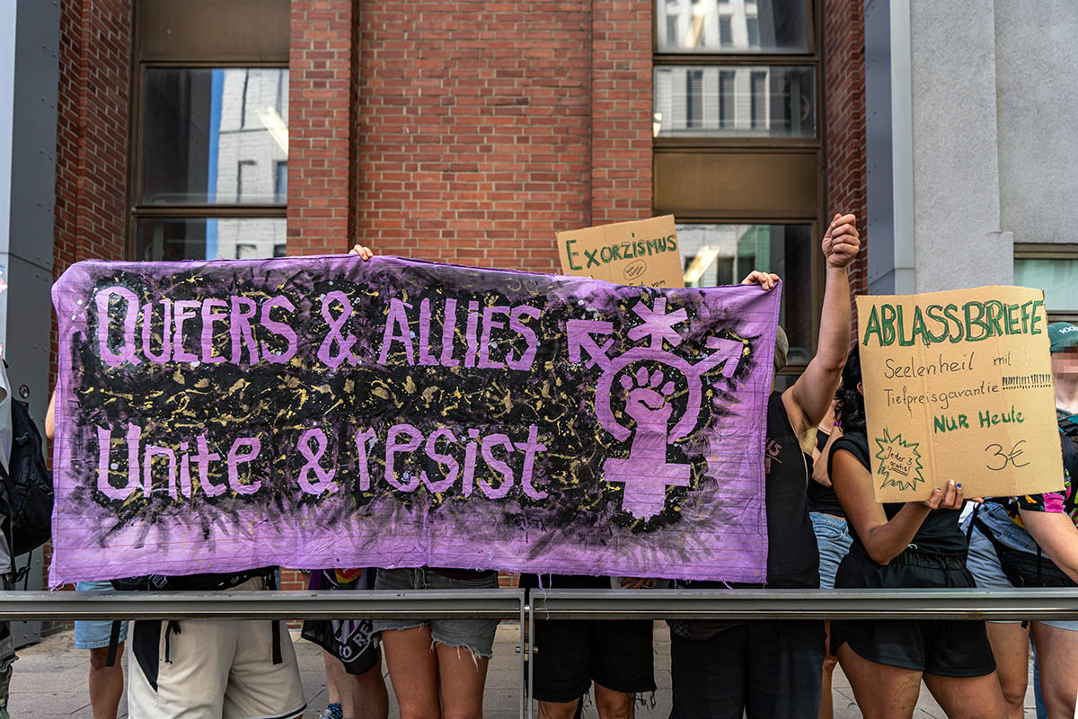 Protest gegen den Marsch fürs Leben religiöser Fundamentalistinnen in Berlin: Array