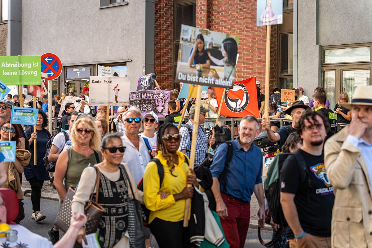 Protest gegen den Marsch fürs Leben religiöser Fundamentalistinnen in Berlin: Array