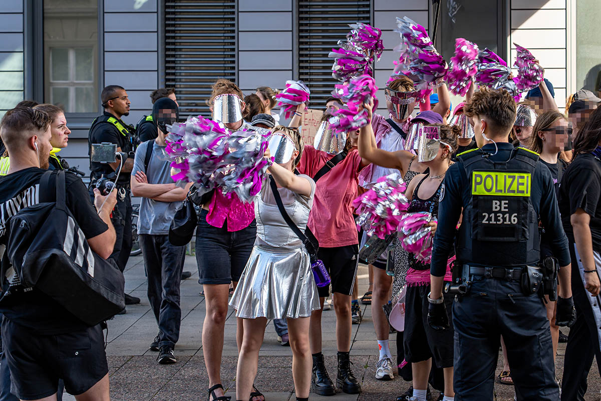 Protest gegen den Marsch fürs Leben religiöser Fundamentalistinnen in Berlin: Array