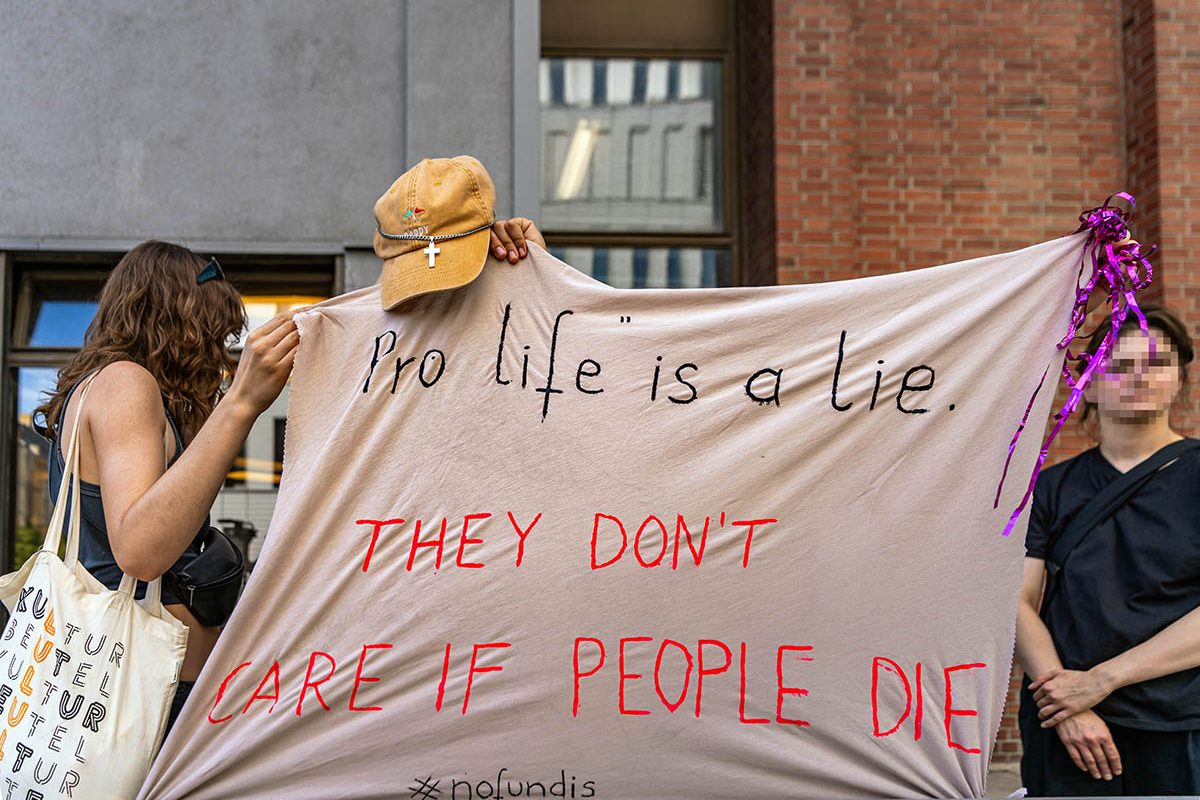Protest gegen den Marsch fürs Leben religiöser Fundamentalistinnen in Berlin: Array
