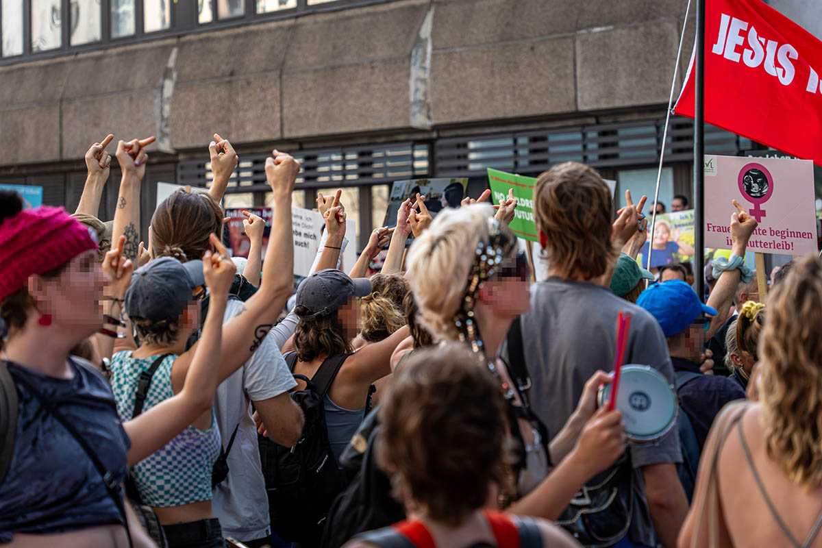 Protest gegen den Marsch fürs Leben religiöser Fundamentalistinnen in Berlin: Array