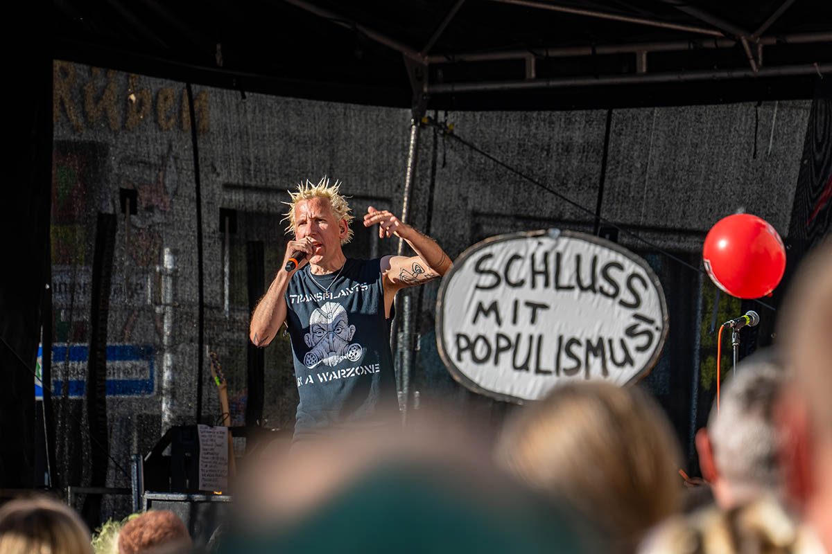 ZSK spielt Gratiskonzert gegen Rechts in Kreuzberg: Array