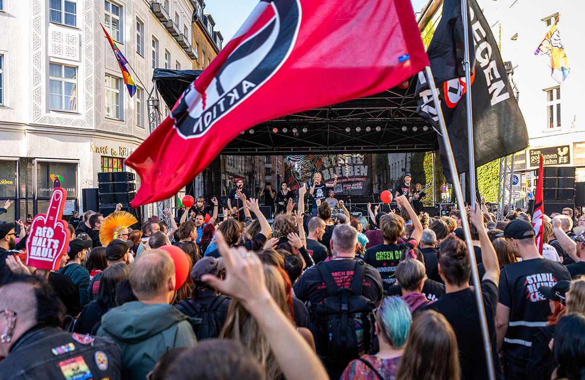 ZSK spielt Gratiskonzert gegen Rechts in Kreuzberg: Array