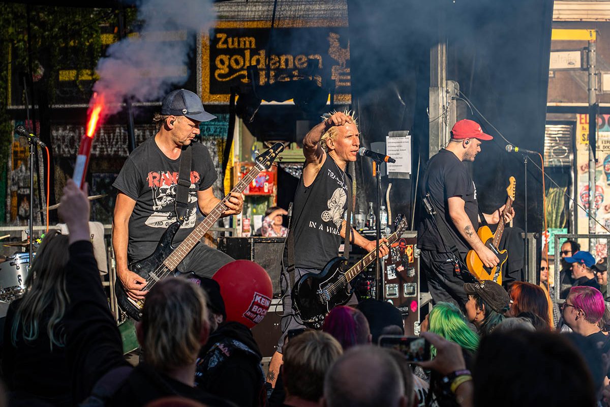 ZSK spielt Gratiskonzert gegen Rechts in Kreuzberg: Array