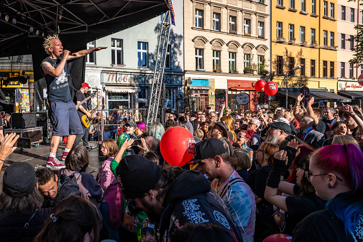 ZSK spielt Gratiskonzert gegen Rechts in Kreuzberg: Array