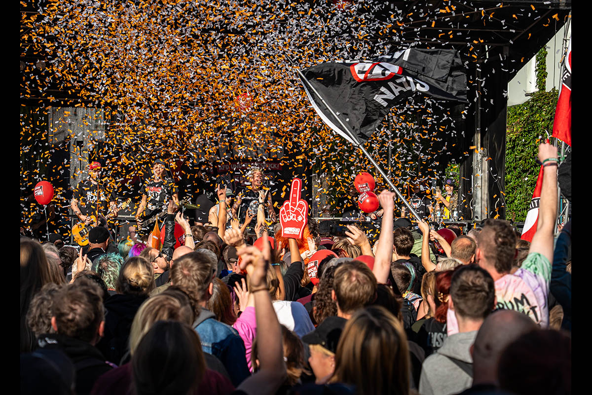 ZSK spielt Gratiskonzert gegen Rechts in Kreuzberg: Array
