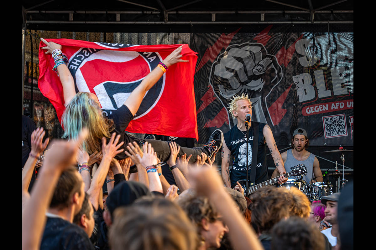 ZSK spielt Gratiskonzert gegen Rechts in Kreuzberg: Array