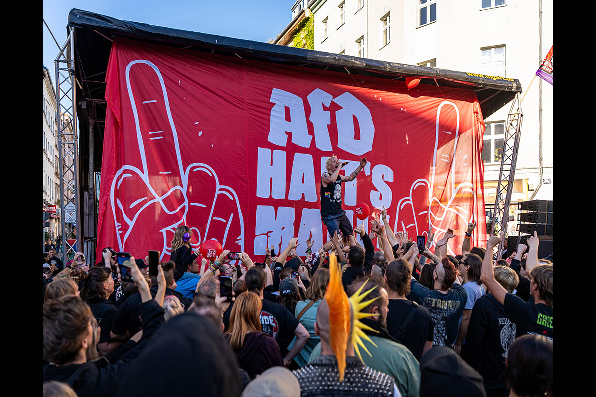 ZSK spielt Gratiskonzert gegen Rechts in Kreuzberg: Array