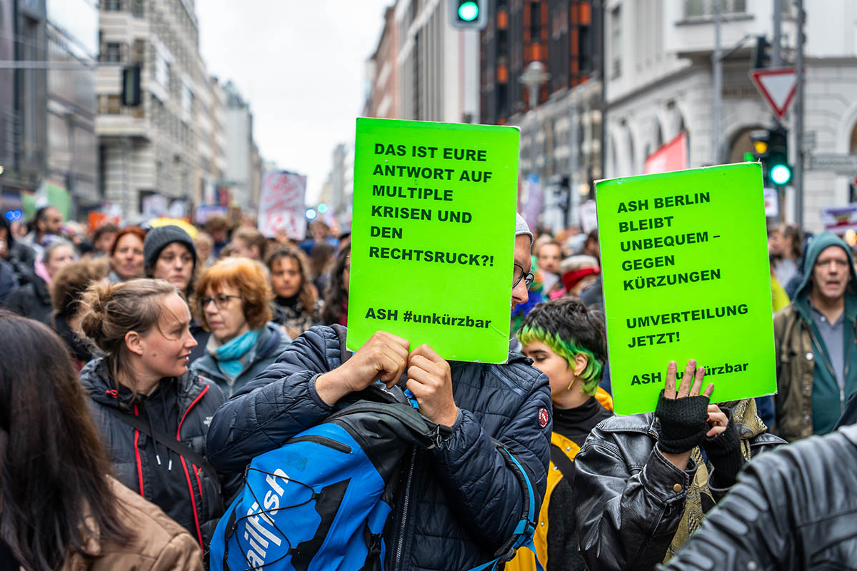 Protest gegen die Kürzungspläne des schwarz-roten Senats in Berlin: Array