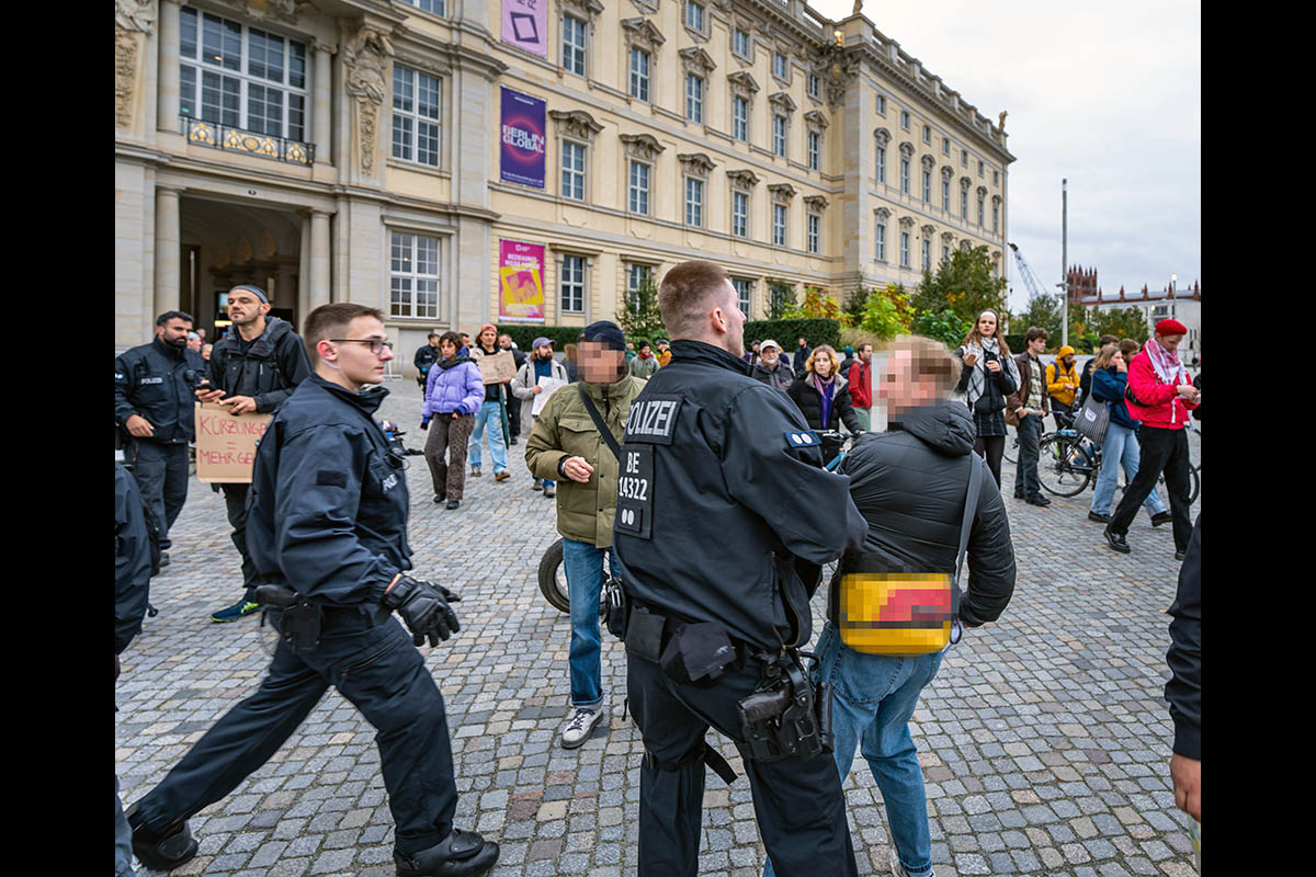 Protest gegen die Kürzungspläne des schwarz-roten Senats in Berlin: Array