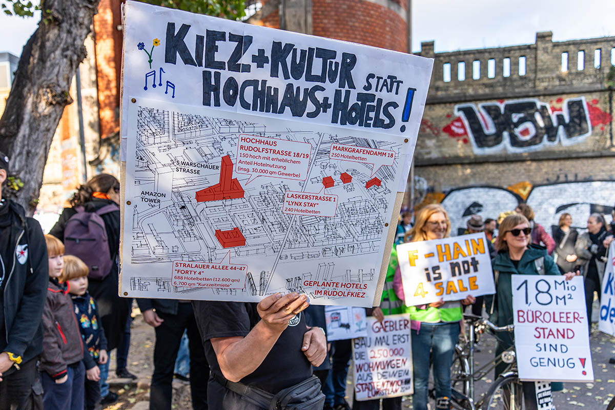 Protest gegen geplante Wolkenkratzer in Friedrichshain: Array