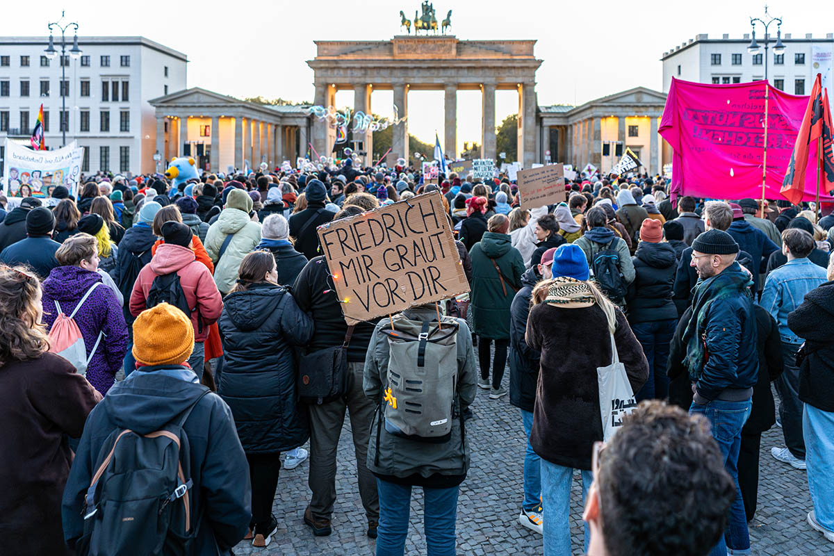Protest gegen die rassistischen Ausfälle von Friedrich Merz: Array