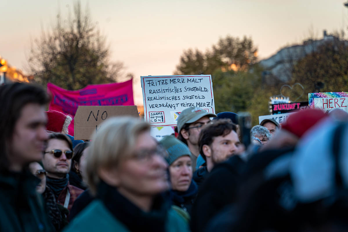 Protest gegen die rassistischen Ausfälle von Friedrich Merz: Array