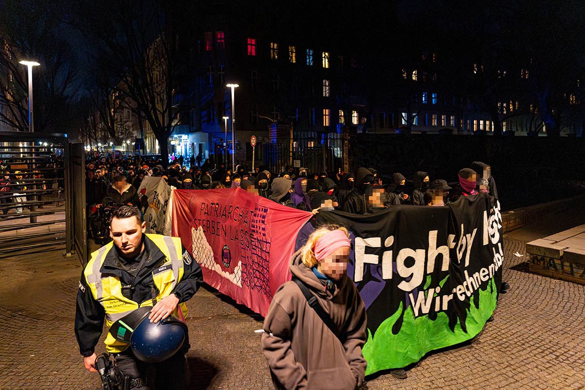 Queerfeministische Abenddemo zum Frauenkampftag: Array