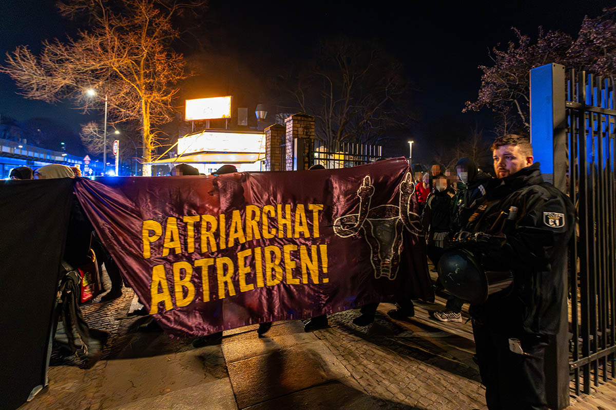 Queerfeministische Abenddemo zum Frauenkampftag: Array