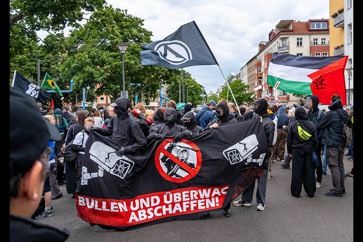 Demonstration gegen die digitale Aufrüstung der Polizei: Array