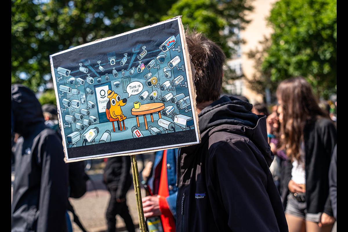 Demonstration gegen die digitale Aufrüstung der Polizei: Array