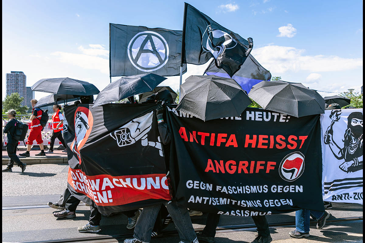 Demonstration gegen die digitale Aufrüstung der Polizei: Array
