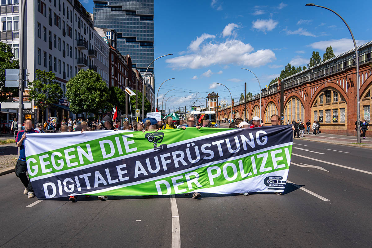 Demonstration gegen die digitale Aufrüstung der Polizei: Array