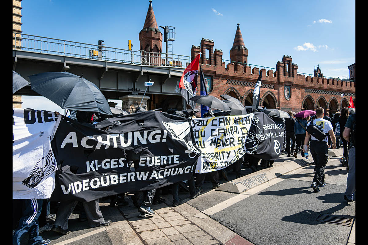Demonstration gegen die digitale Aufrüstung der Polizei: Array