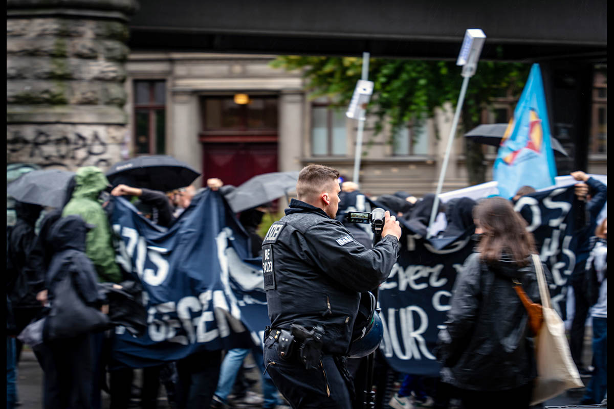 Demonstration gegen die digitale Aufrüstung der Polizei: Array