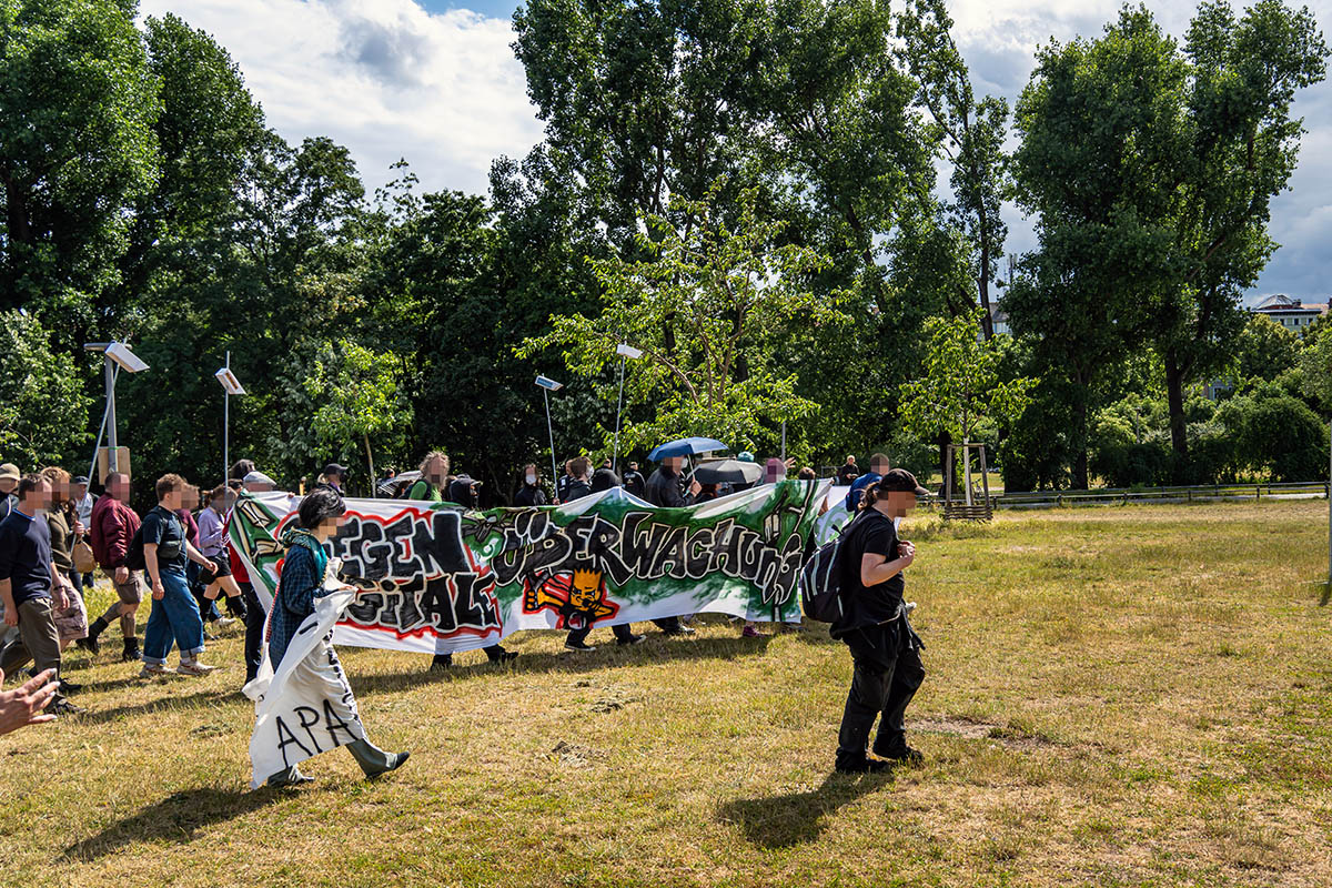 Demonstration gegen die digitale Aufrüstung der Polizei: Array